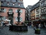Het 'Rathaus' met bijbehorend cafe en fontein.